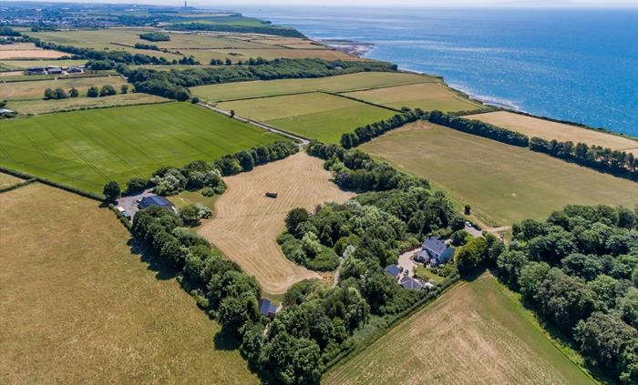 Tresilian wood is 7.5 acres with the sea only two fields away. Hide has direct access to the Glamorgan Heritage Coastline, the Welsh Coast Path.